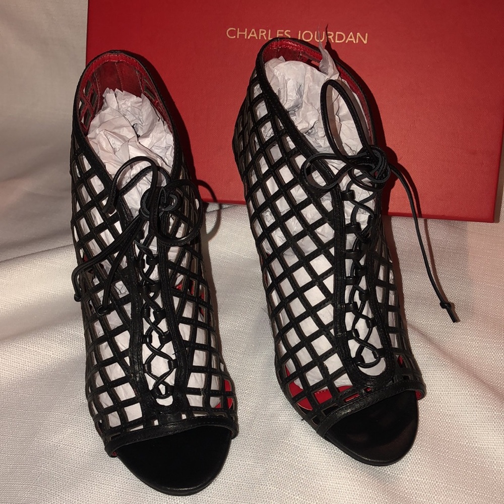 BLACK LEATHER CUTOUT PUMP